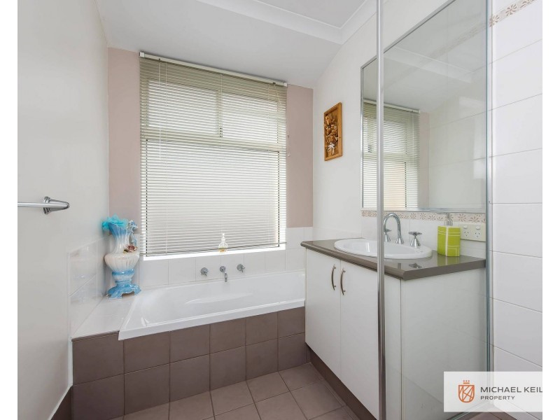 33 Serisier Parkway, Queens Park WA 6107