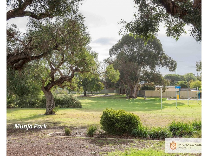 33 Serisier Parkway, Queens Park WA 6107