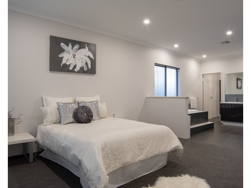 10 Flindell Avenue, Caversham WA 6055