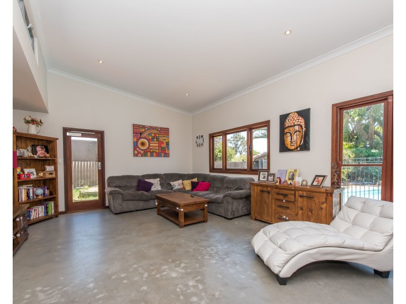 11 Oakland Avenue, Cloverdale WA 6105