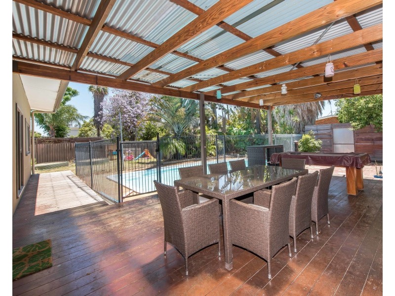 11 Oakland Avenue, Cloverdale WA 6105