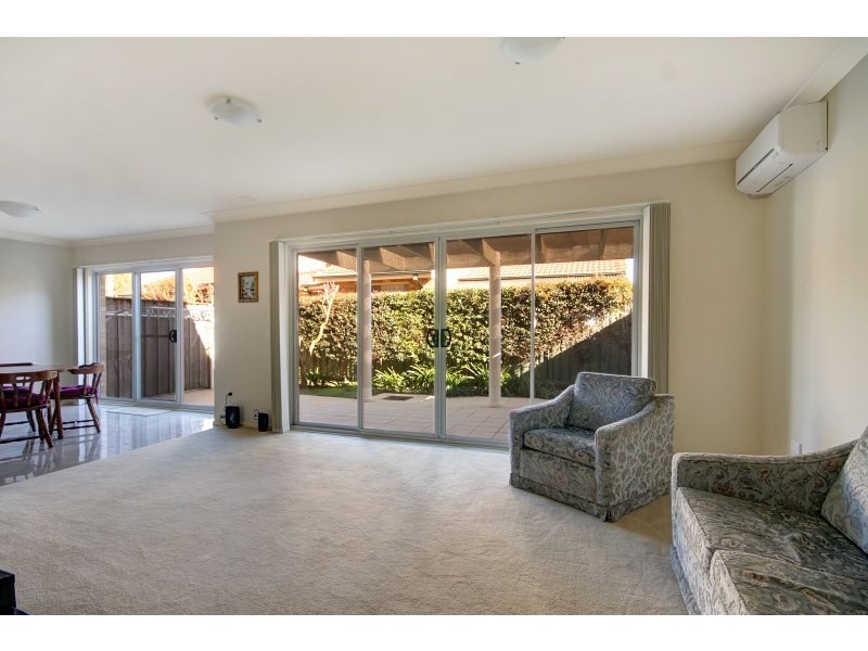 2/4a Tallegalla Street, Unanderra NSW 2526