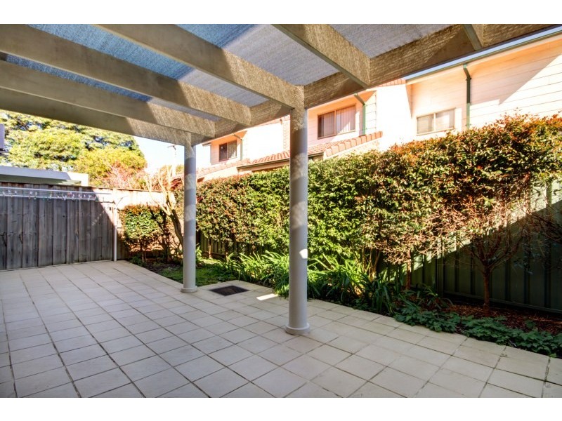 2/4a Tallegalla Street, Unanderra NSW 2526