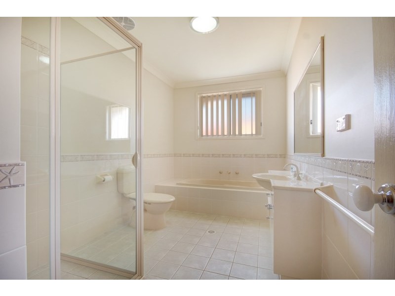 2/4a Tallegalla Street, Unanderra NSW 2526