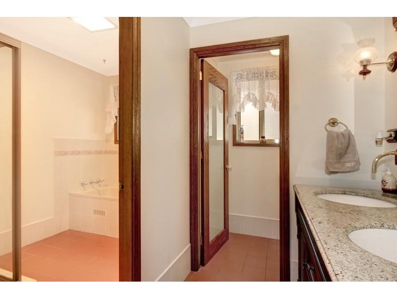 12 Sandalwood Road, Farmborough Heights NSW 2526