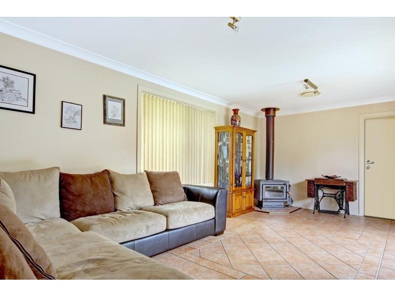 6 Carlon Crescent, Farmborough Heights NSW 2526