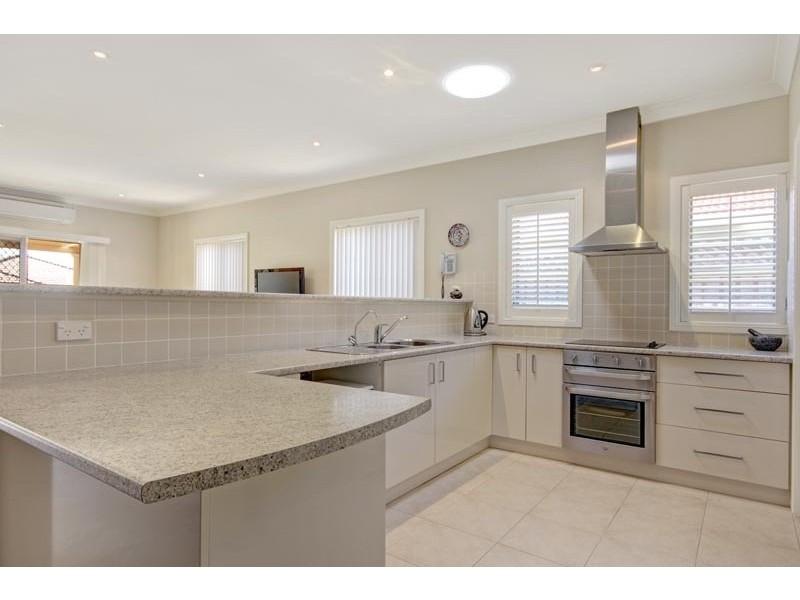 15 Kalbarri Grove, Kanahooka NSW 2530