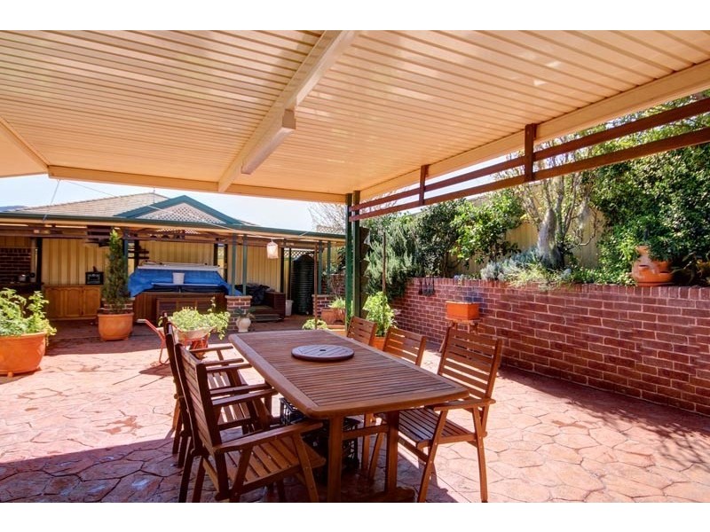 12 Brisbane Grove, Horsley NSW 2530