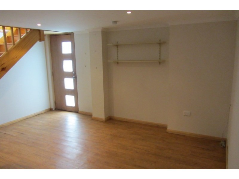 4 Lakeside Drive, Kanahooka NSW 2530