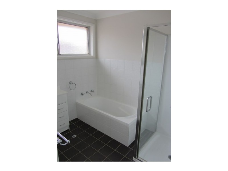 4 Lakeside Drive, Kanahooka NSW 2530