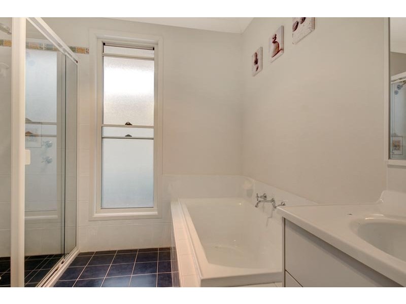8 McLeod Place, Horsley NSW 2530