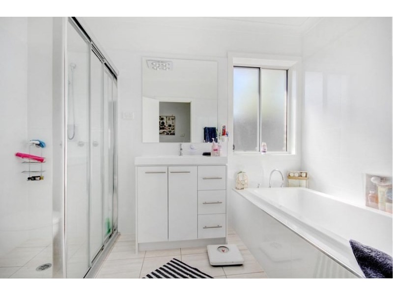 8 Penterong Way, Haywards Bay NSW 2530