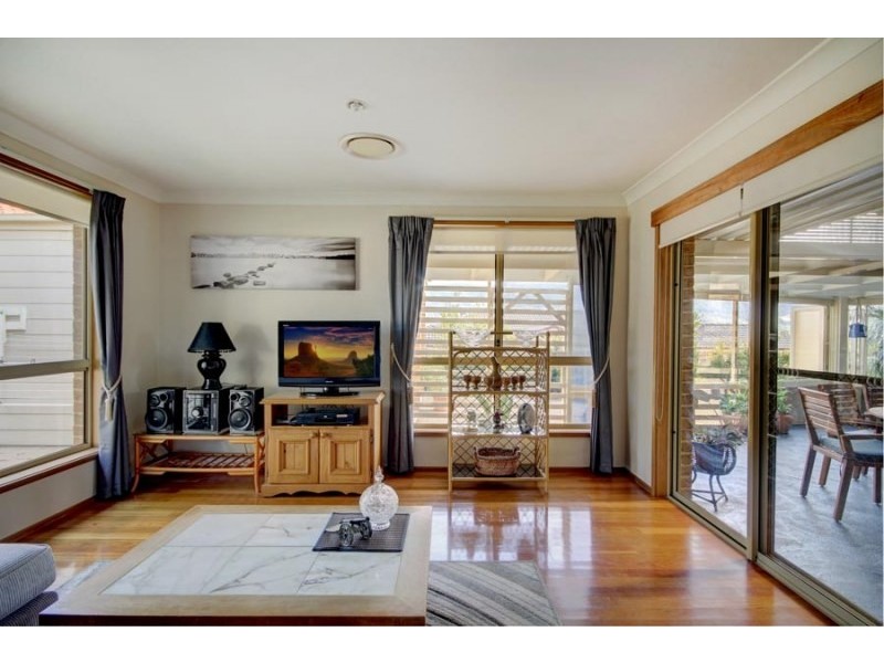 11 Brisbane Grove, Horsley NSW 2530