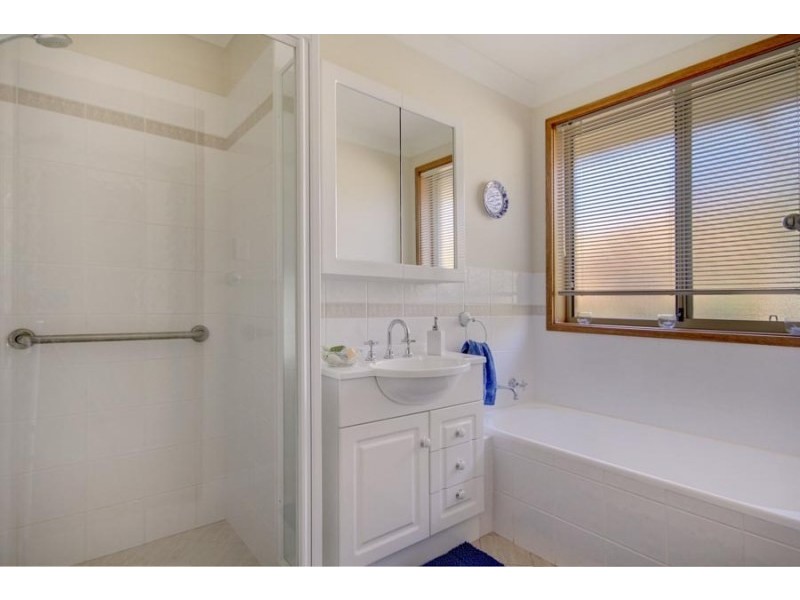 11 Brisbane Grove, Horsley NSW 2530