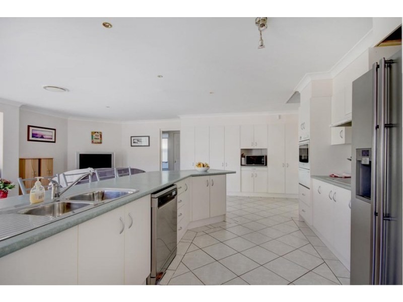 8 Helena Place, Albion Park NSW 2527