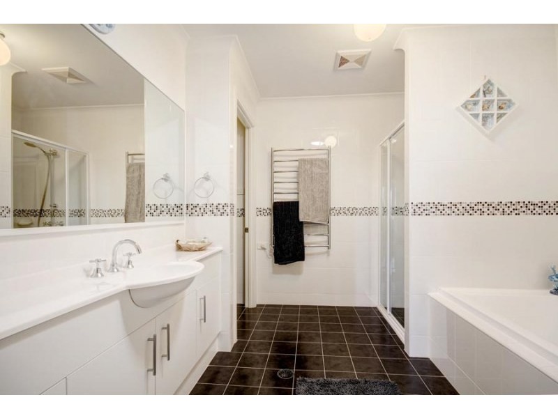 11 Norman Clark Crescent, Horsley NSW 2530