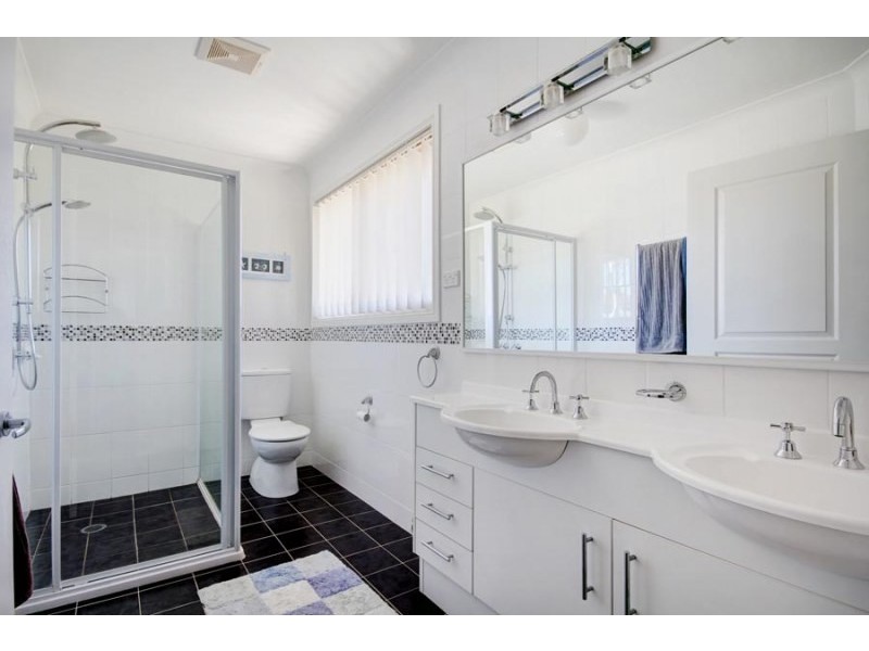 11 Norman Clark Crescent, Horsley NSW 2530