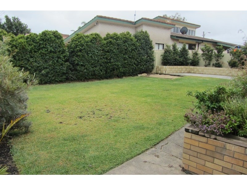 4 Lakeside Drive, Kanahooka NSW 2530