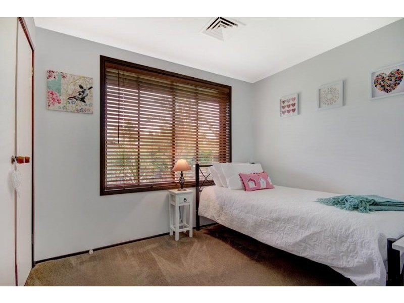 8 Windsor Crescent, Brownsville NSW 2530