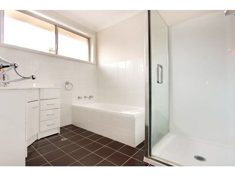 4 Lakeside Drive, Kanahooka NSW 2530