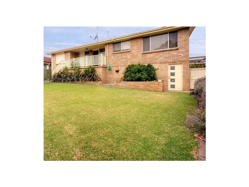 4 Lakeside Drive, Kanahooka NSW 2530