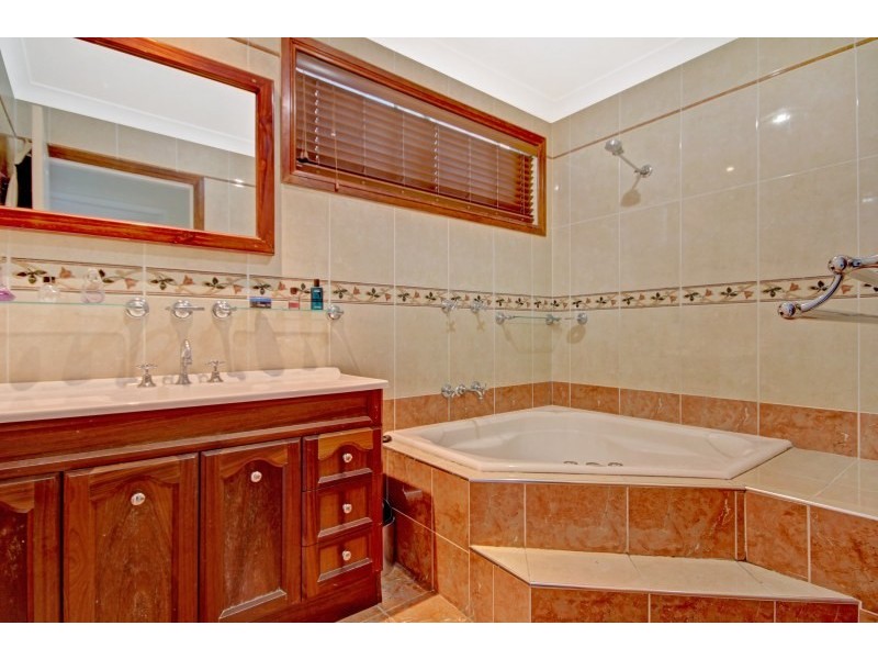 13 Rainsford Avenue, Kanahooka NSW 2530