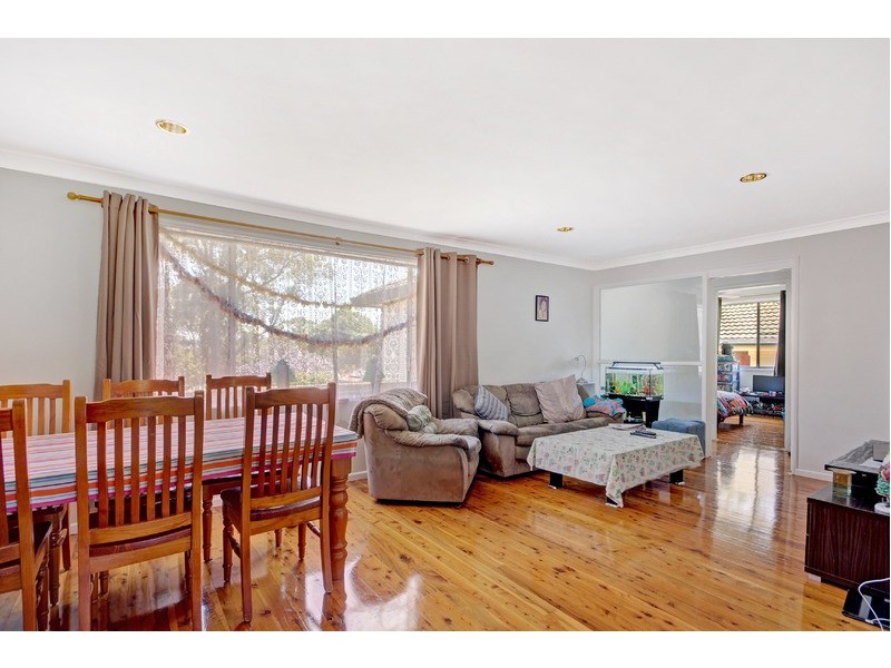 8 Bristol Parade, Farmborough Heights NSW 2526