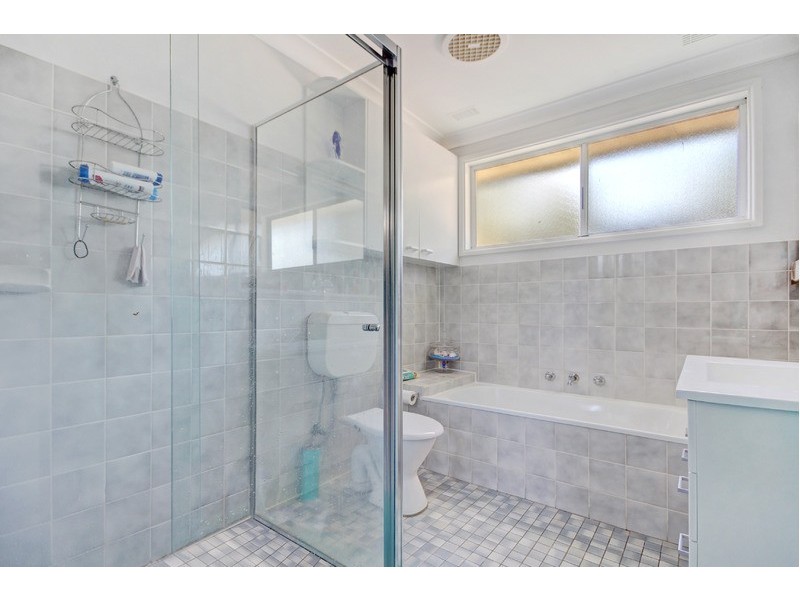 8 Bristol Parade, Farmborough Heights NSW 2526