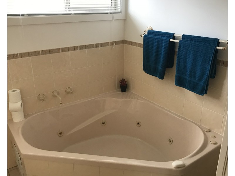 2 Lakeside Drive, Kanahooka NSW 2530