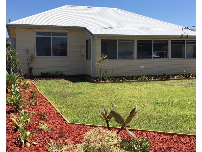 37 Lindsay Street, Unanderra NSW 2526