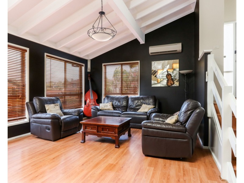 15 Murrogun Crescent, Cordeaux Heights NSW 2526