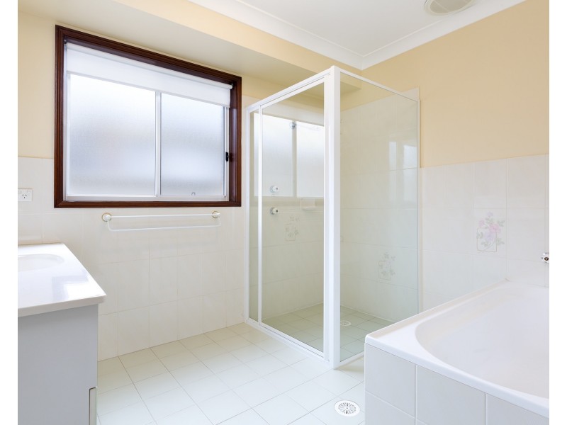 6 Flame Tree Place, Albion Park Rail NSW 2527