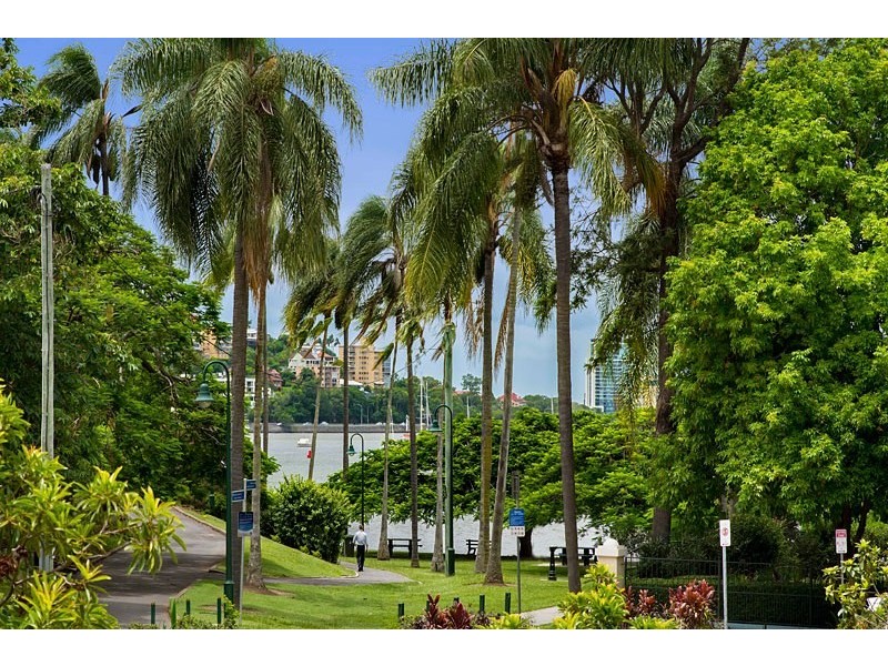 9 Newstead Avenue, Newstead QLD 4006