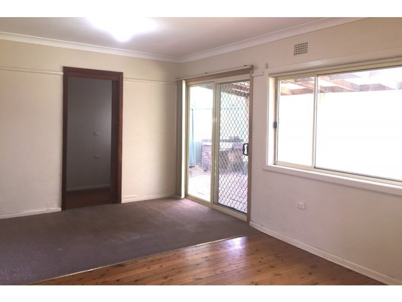 4 Derbyshire Avenue, Toongabbie NSW 2146