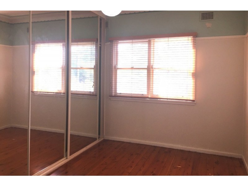4 Derbyshire Avenue, Toongabbie NSW 2146