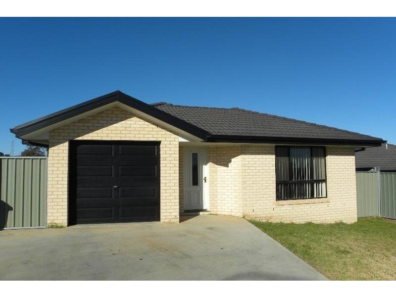 1/75 Blackett Avenue, Young NSW 2594