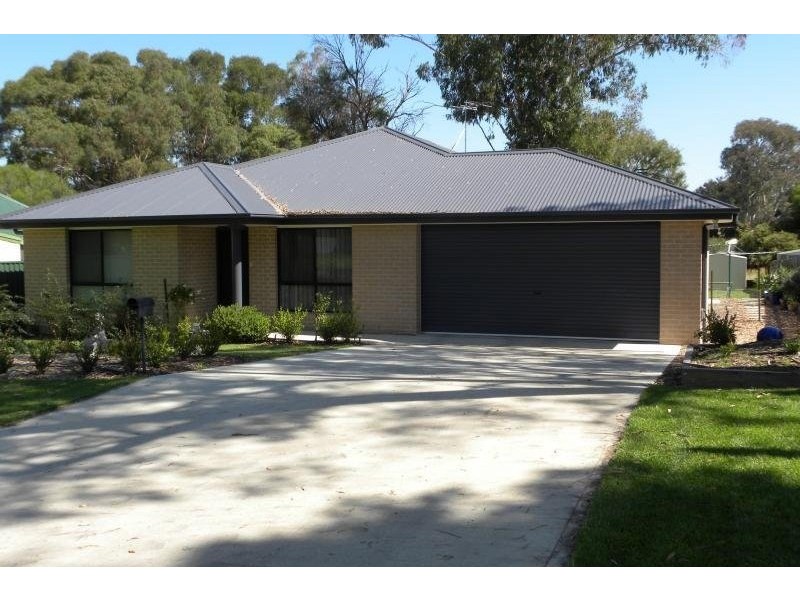 2A Cram Avenue, Young NSW 2594