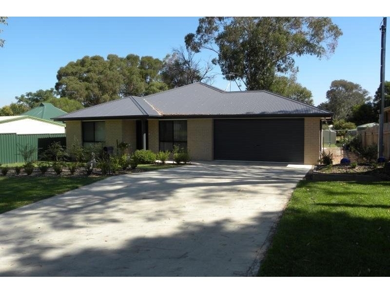 2A Cram Avenue, Young NSW 2594