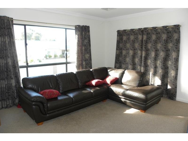 4 Settlers Place, Young NSW 2594