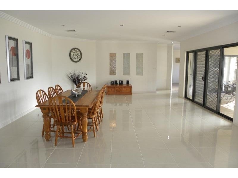 4 Settlers Place, Young NSW 2594