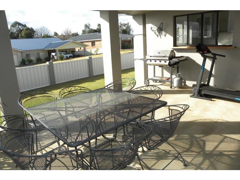 4 Settlers Place, Young NSW 2594