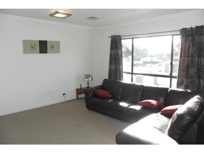 4 Settlers Place, Young NSW 2594