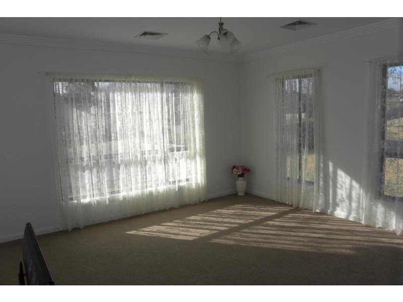 4 Settlers Place, Young NSW 2594