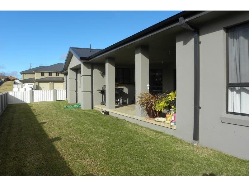 4 Settlers Place, Young NSW 2594