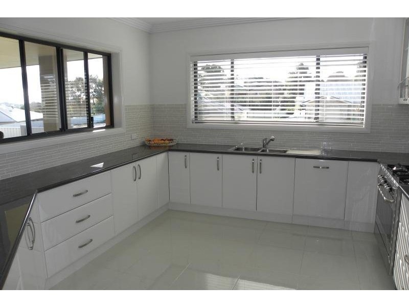 4 Settlers Place, Young NSW 2594