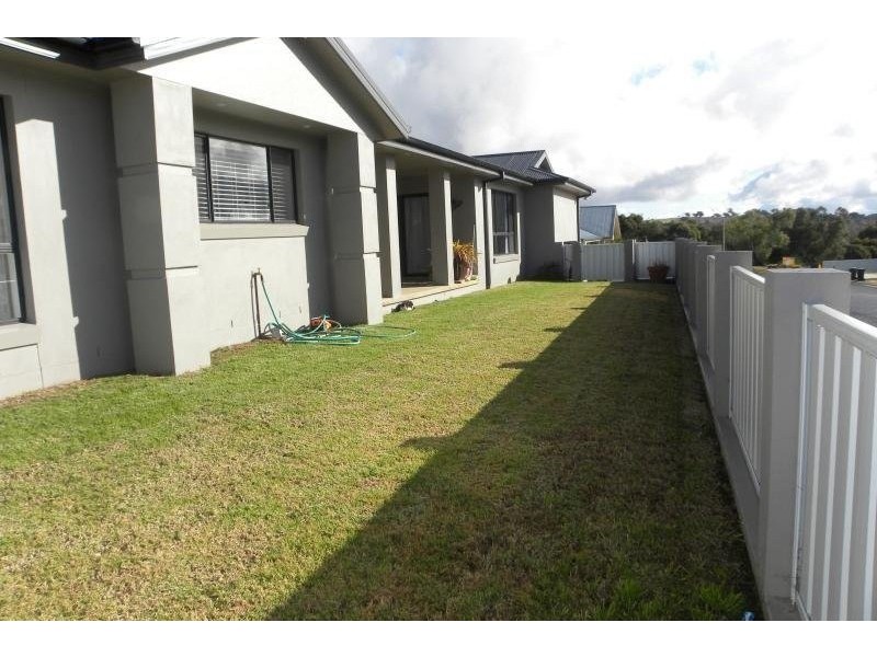 4 Settlers Place, Young NSW 2594