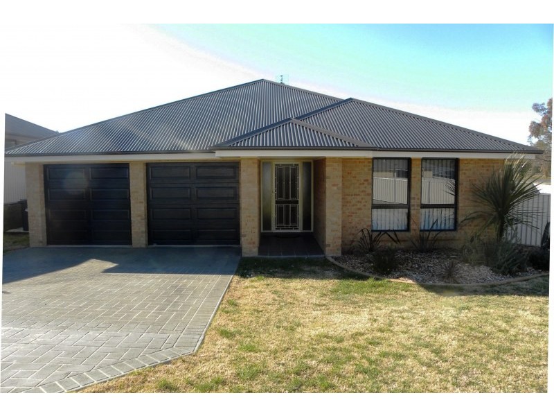 18 Jordan Place, Young NSW 2594