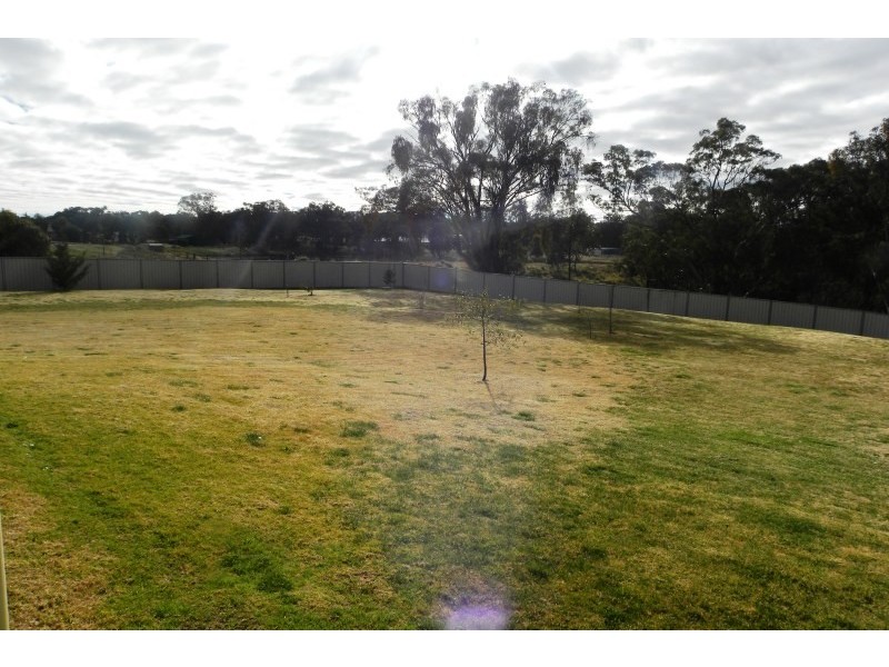 18 Jordan Place, Young NSW 2594