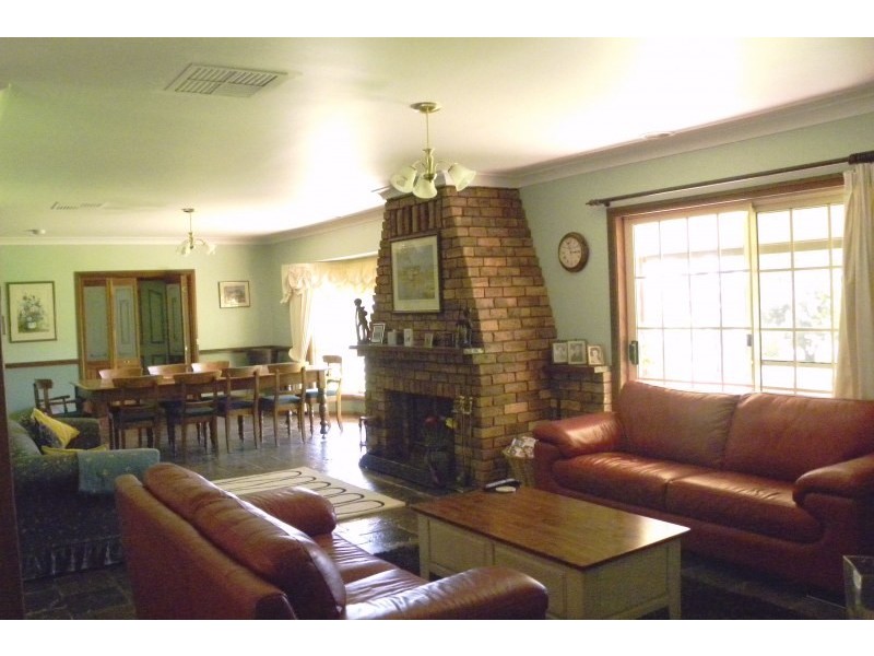 147 Willawong Street, Young NSW 2594