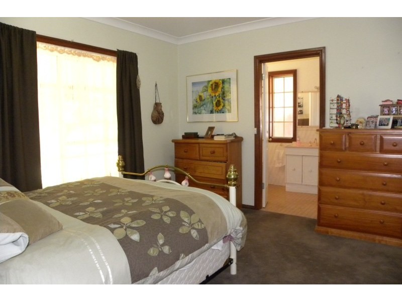 147 Willawong Street, Young NSW 2594